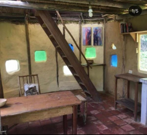 Sweet little cabin in ecological artist community
